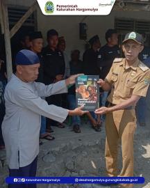 PENYERAHAN AKTA KEMATIAN ALMARHUM BAPAK JIYONO KEPADA PIHAK KELUARGA